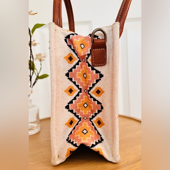 WRANGLER ~ Multicolored Aztec Pattern Design Canvas and Faux Leather Bag - Picture 7 of 9